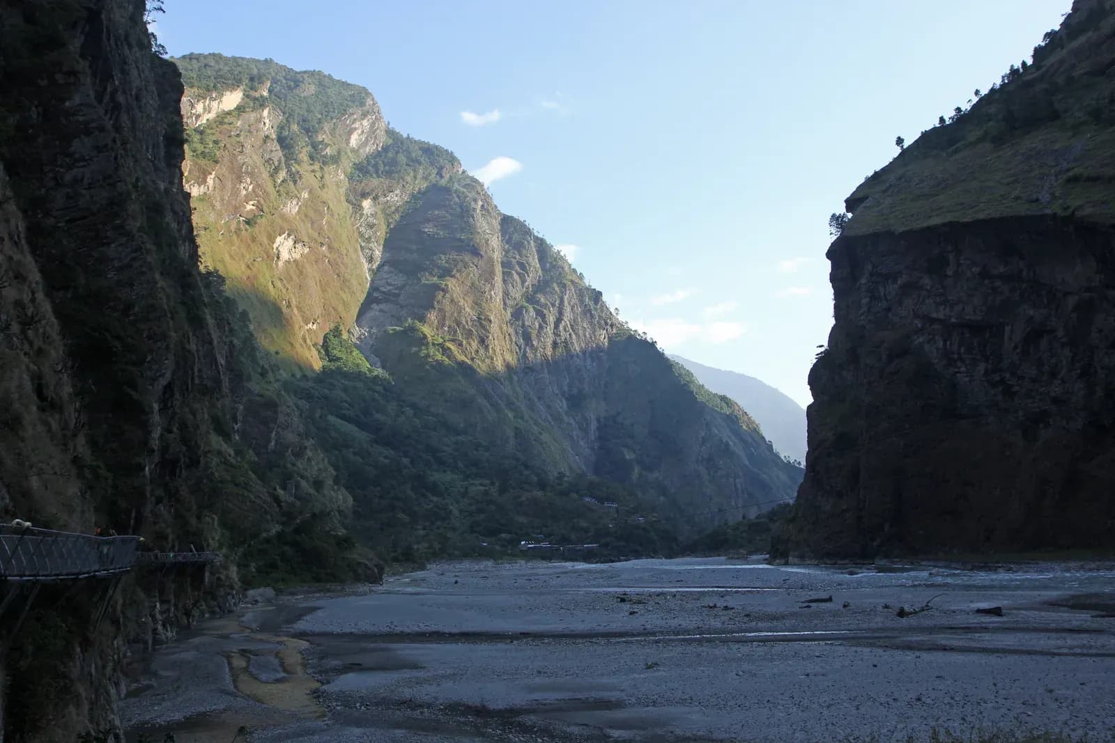 Trail through Philim and the Budhi Gandaki valley from Jagat toward Deng.