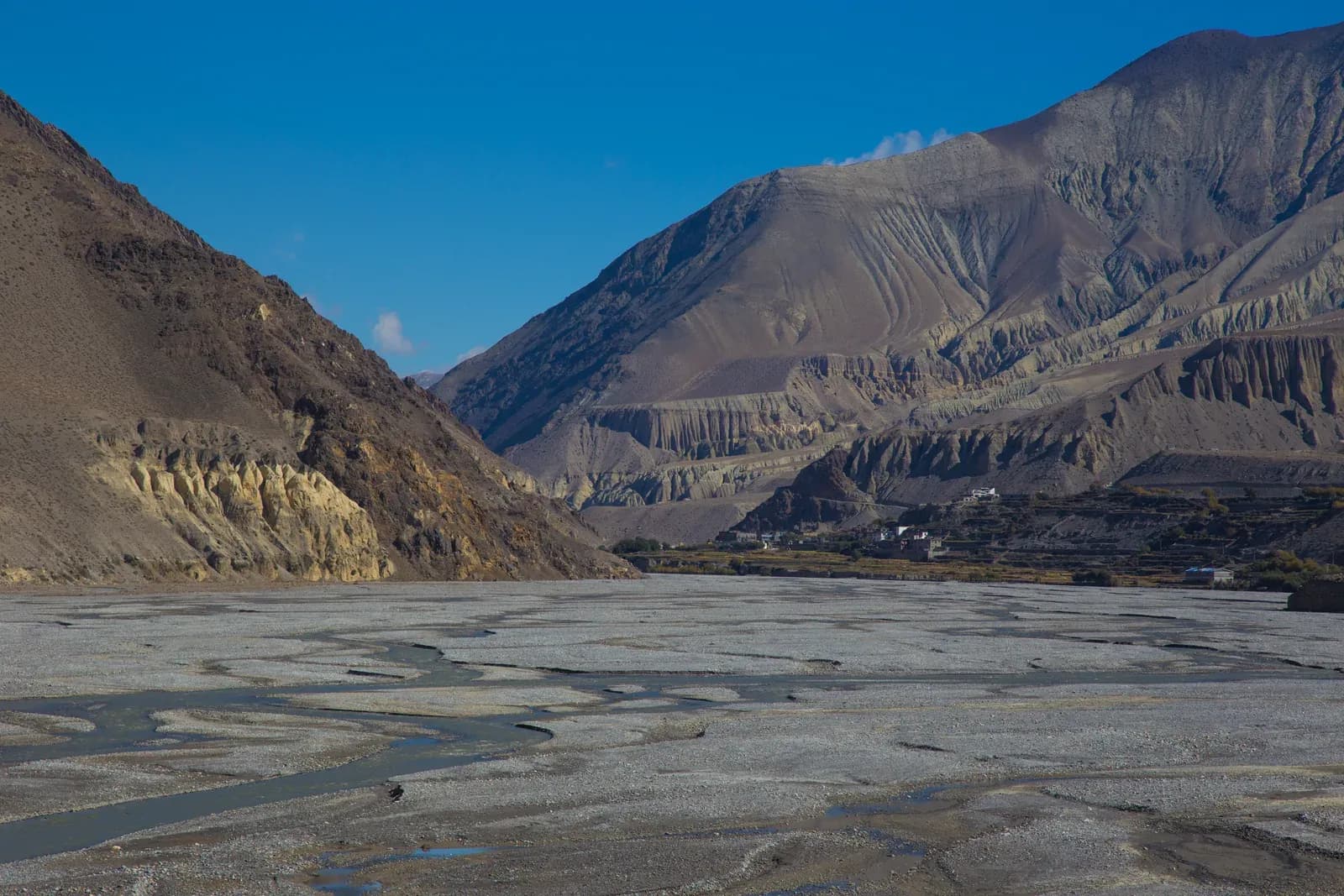Kagbeni, the door to Upper Mustang (15579500640) near Kali Gandaki road toward Pokhara on the Annapurna Circuit trek in Nepal