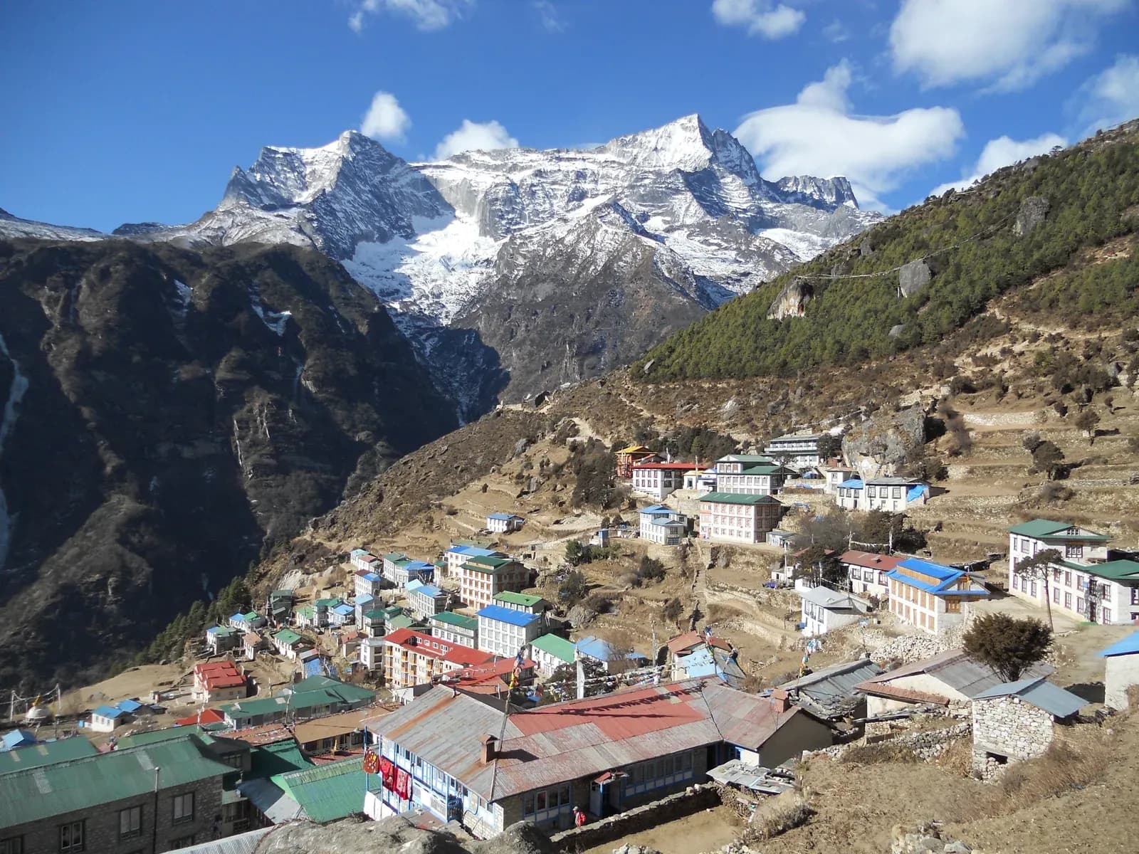Trail from Thame back to Namche Bazaar on the Gokyo Lakes trek.
