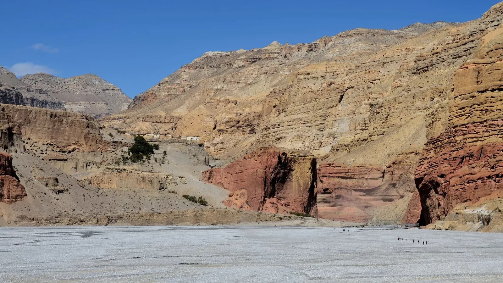 Dry canyon landscape between Ghami and Chele in Upper Mustang.